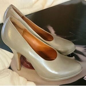 Givenchy Leather Pumps Size 36 US Size 6 Slight platform